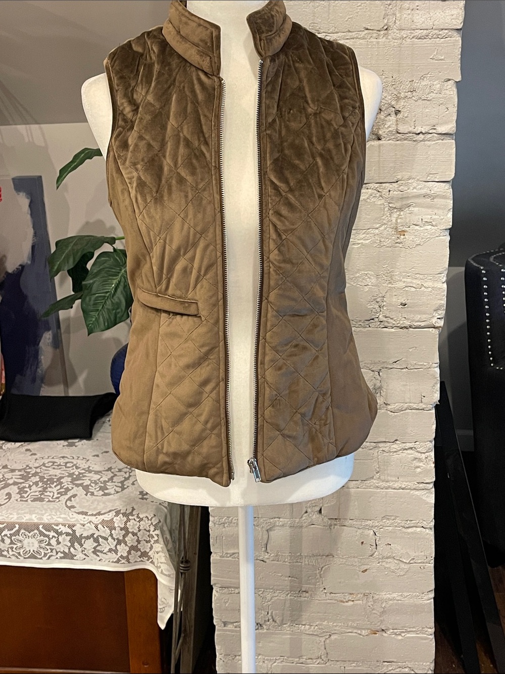 entro Quilted Sleeveless Vest in Taupe Brown